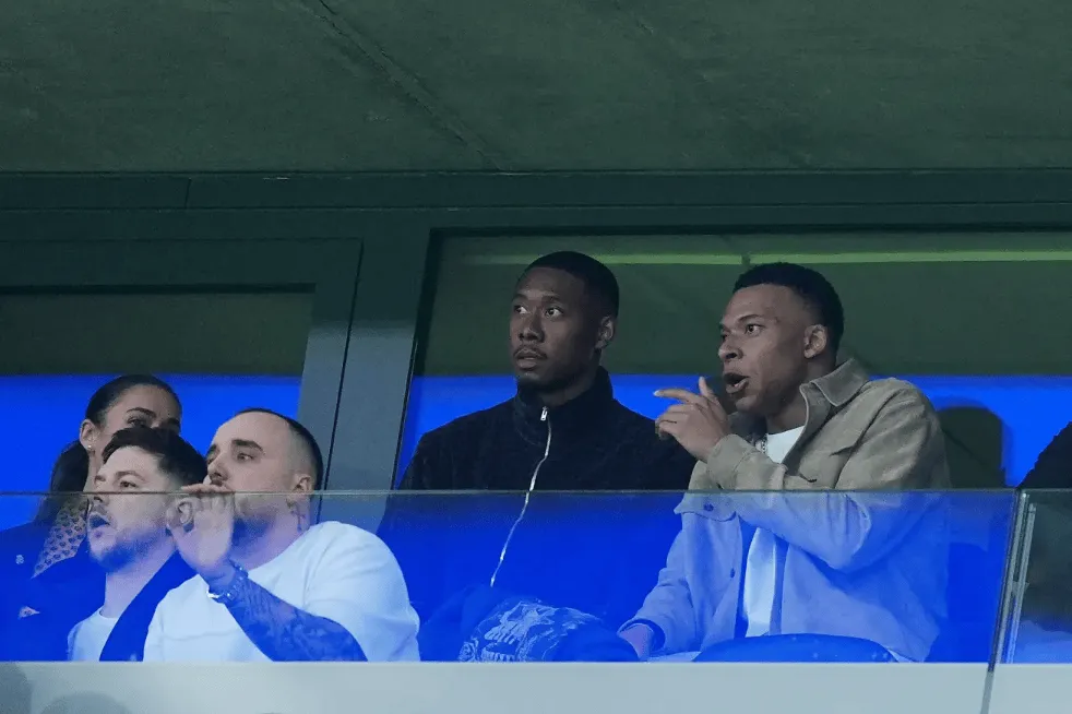 世界杯app下载-姆巴佩与阿拉巴现身伯纳乌看台，现场为皇马对曼城比赛助威