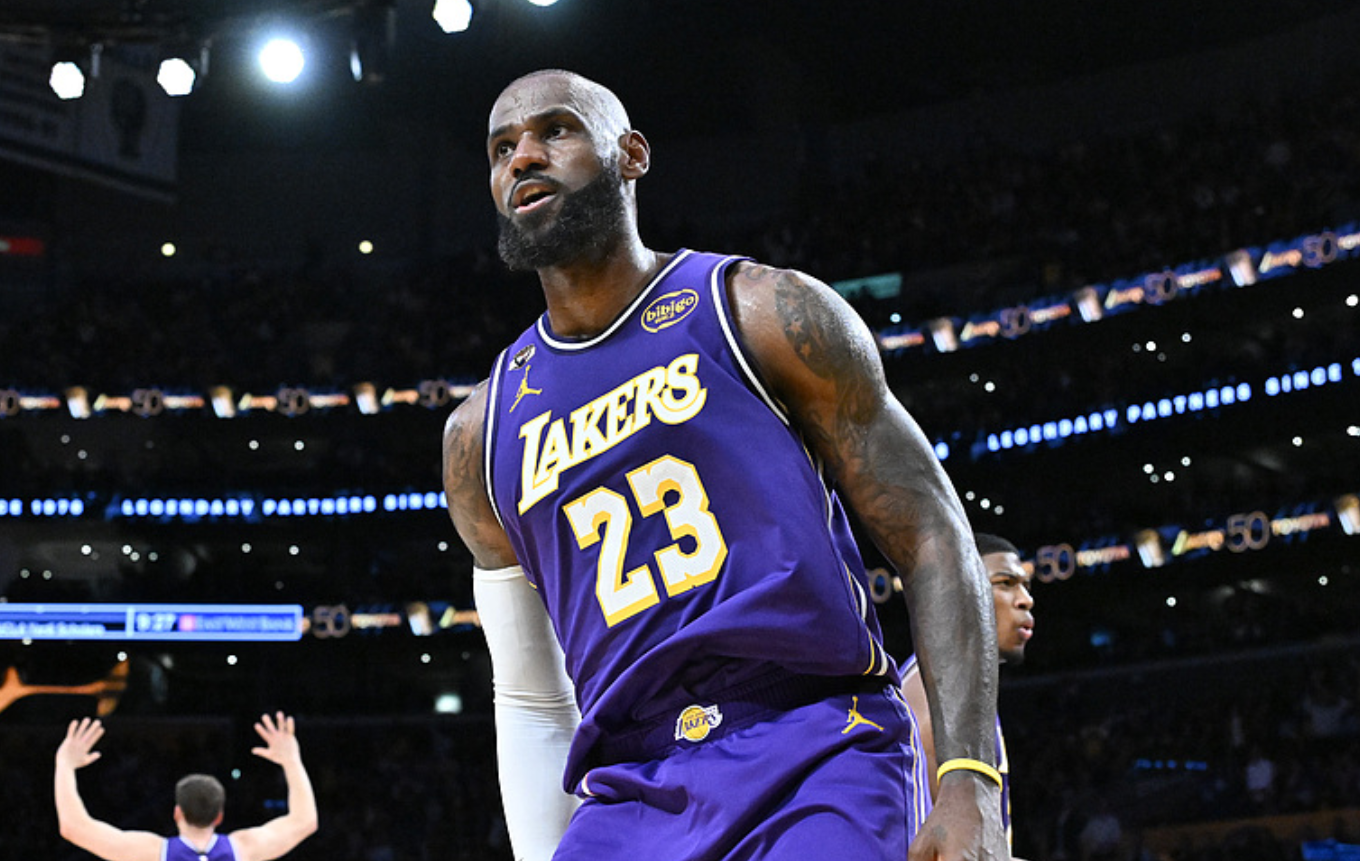 就在今天！詹姆斯打破尘封22年NBA纪录，登顶历史第一